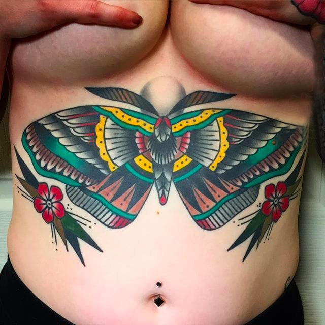 精致的漂亮蛾纹身图案