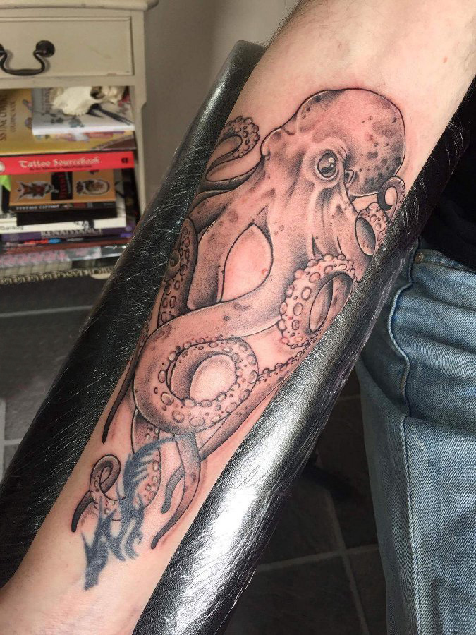黑色章鱼纹身 女生手臂上黑色章鱼纹身图案