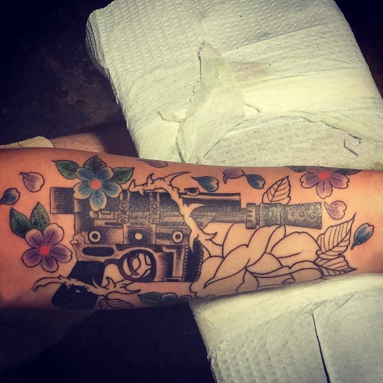 枪纹身 男生手臂上枪纹身图案