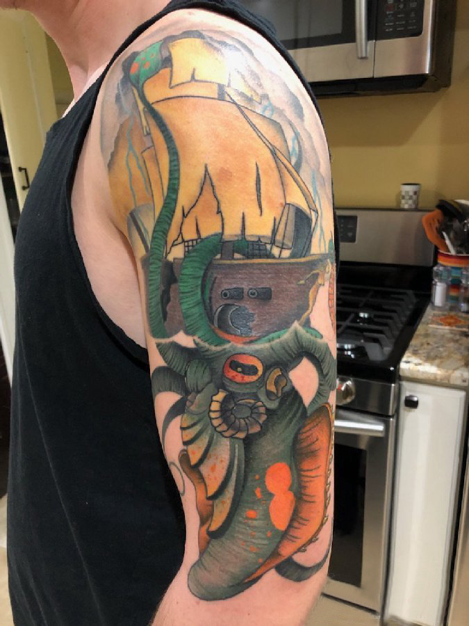 手臂纹身素材 男生手臂上帆船和章鱼纹身图片