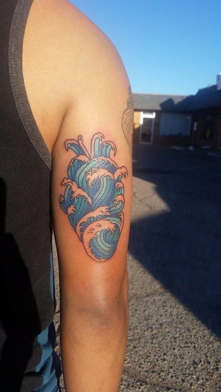 纹身浪花 男生大臂上彩色的浪花纹身图片