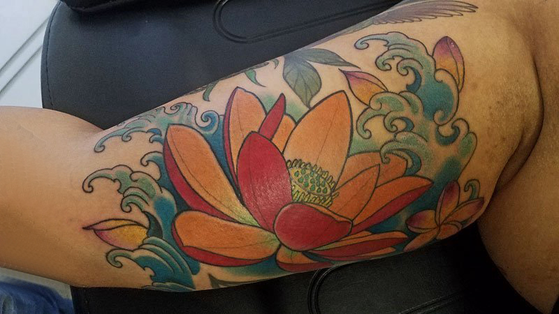 小荷花纹身 男生大臂上彩色的荷花纹身图片