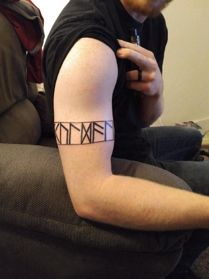 臂环纹身图案 男生手臂上黑色的臂环纹身图片