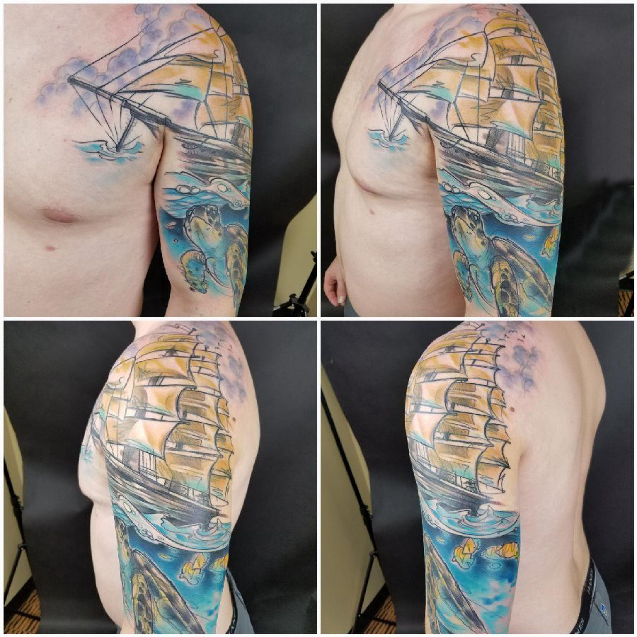 纹身小帆船 男生手臂上彩色渐变纹身帆船纹身图案