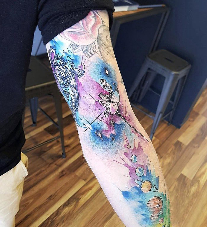 小宇宙纹身 男生手臂上彩色的宇宙纹身图片