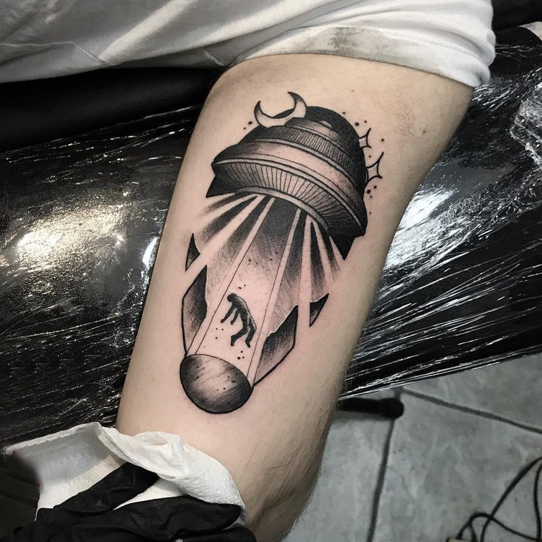 纹身黑色 男生大腿上人物和飞碟纹身图片