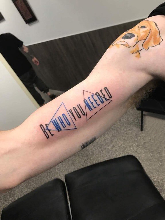 花体英文纹身 男生手臂上花体英文纹身三角形纹身图片