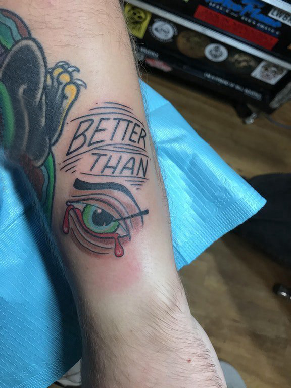 眼睛纹身 男生手臂上眼睛纹身花体英文纹身图片