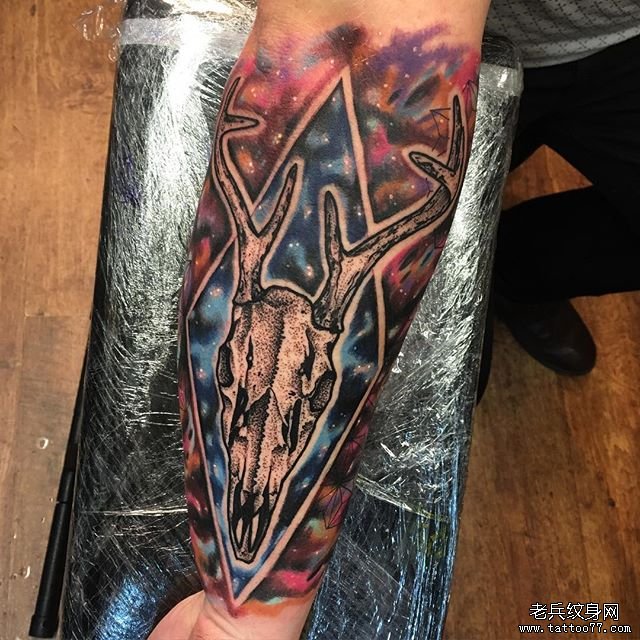 小臂星空点刺鹿头几何纹身图案