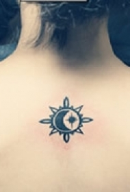 神秘图腾颈部纹身