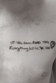 纹身胸部男 男生胸部黑色的花体英文纹身图片