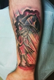 人物肖像纹身 男生手臂上雨伞和人物肖像纹身图片