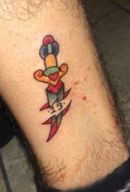 欧美小腿纹身 男生小腿上数字和匕首纹身图片