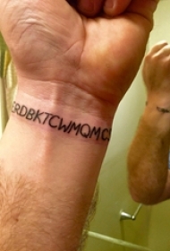 花体英文纹身 男生手腕上花体英文纹身黑色图片