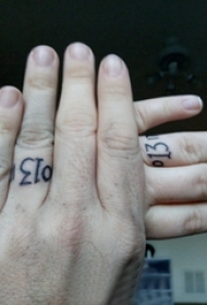 情侣纹身戒指 情侣手指上黑色的数字戒指纹身图片