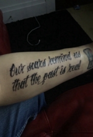 花体英文纹身 男生手臂上花体英文纹身黑色图片