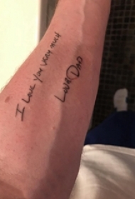 纹身手臂套 男生手臂上黑色的英文纹身图片