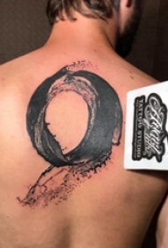 后背纹身男 男生后背上黑色的圆形纹身图片