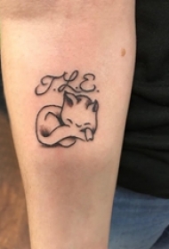 手臂纹身素材 男生手臂上黑色的小猫纹身图片