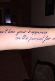 极简线条纹身 女生手臂上黑色的花体英文纹身图片