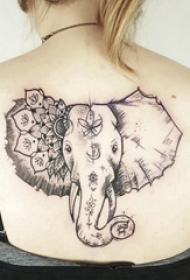 象纹身 女生后背上黑色的象纹身图片