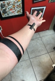 手臂纹身素材 男生手臂上臂环和十字架纹身图片