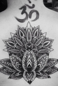 纹身后背女 女生后背上黑色的莲花纹身图片