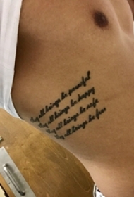 纹身侧腰男 男生侧腰上黑色的英文纹身图片