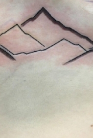 女生胸下纹身 女生胸部黑色的山脉纹身图片