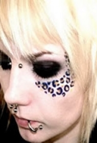 脸部眼角秀美纹身