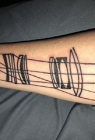 极简线条纹身 男生手臂上黑色的几何纹身图片