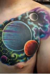 小宇宙纹身 男生胸部彩色的星球纹身图片