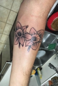 文艺花朵纹身 男生手臂上花朵纹身图片
