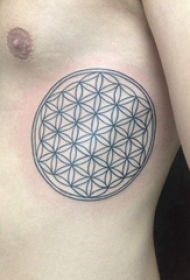 纹身侧腰男 男生侧腰上黑色的几何纹身图片