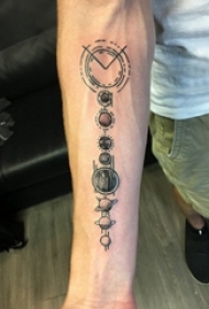 几何元素纹身 男生手臂上黑色的星球纹身图片