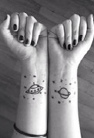 简约精美手臂纹身