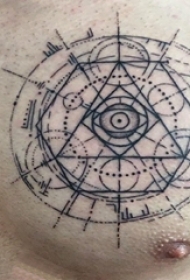 纹身胸部男 男生胸部黑色的几何纹身图片