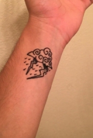 欧美手腕纹身 男生手腕上闪电和云朵纹身图片