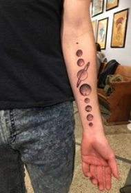 几何纹身 男生手臂上黑色的星球纹身图片