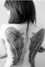 个性背部羽毛翅膀纹身图案