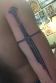 欧美匕首纹身 男生大臂纹身欧美匕首纹身图片