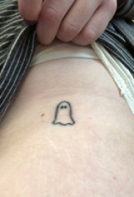 侧腰纹身图 女生侧腰上黑色的幽灵纹身图片