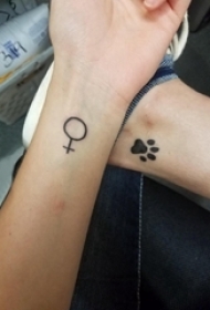 情侣小清新纹身 情侣创意的十字架和爪印纹身图片