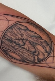 小山峰纹身 男生手臂上小山峰纹身素描图片