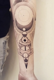 手臂纹身素材 男生手臂上黑灰的星球纹身图片