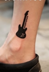 简约精美腿部纹身