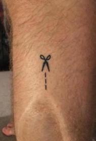 理发剪刀纹身 男生小腿上黑色的剪刀纹身图片