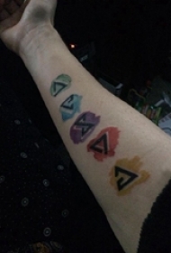 彩绘纹身 男生手臂上彩色的几何纹身图片