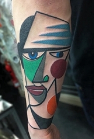 抽象纹身画 男生手臂上彩色的人物纹身图片