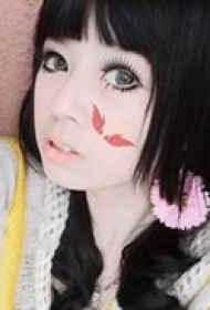 小巧精美面部纹身